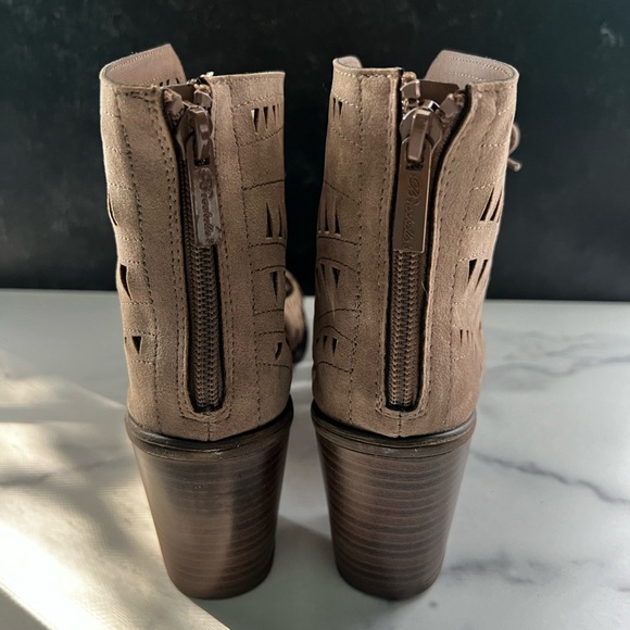 Breckelles Gabby Booties - Picture 2 of 5